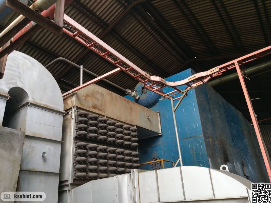 Bộ hâm nước được đặt ở phía sau cụm sinh hơi để tận dụng nhiệt thải, tiết kiệm năng lượng